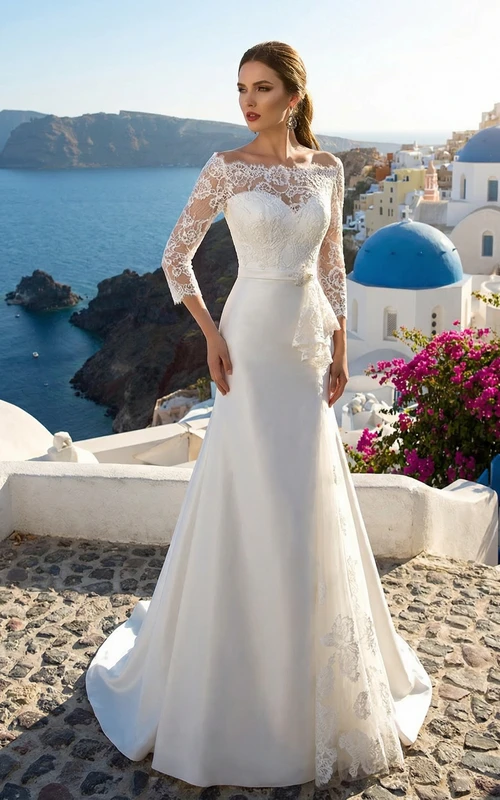 Satin-Hochzeitskleid mit T-Shirt-Ärmeln und Rüschen