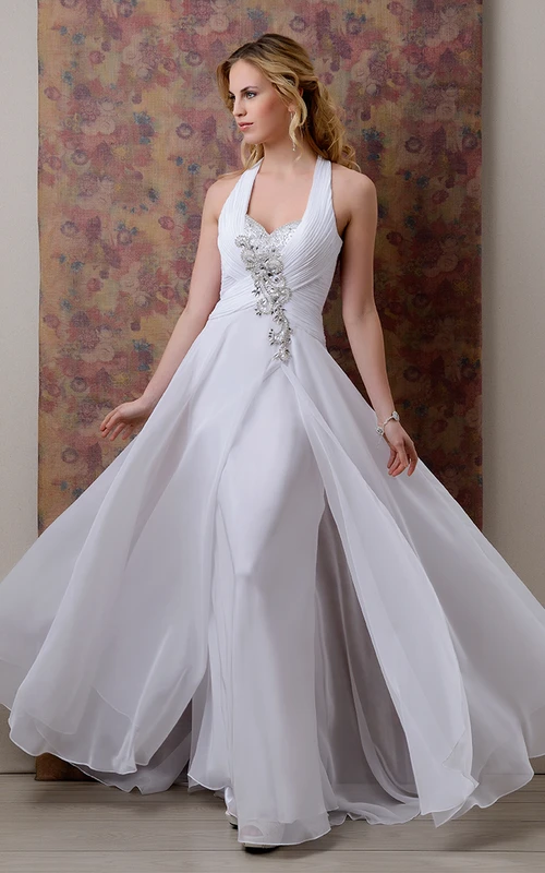 Robe de mariée trapèze en mousseline, dos nu, ornée de fronces et de détails en cristal
