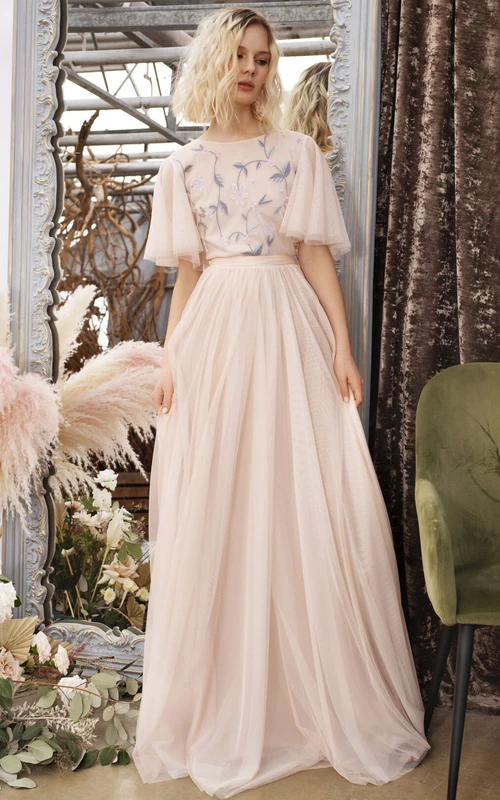 Brautkleid aus rosafarbenem Tüll mit Empire-Stil, U-Boot-Ausschnitt und halben Ärmeln sowie Stickereien im U-Boot-Ausschnitt-Stil