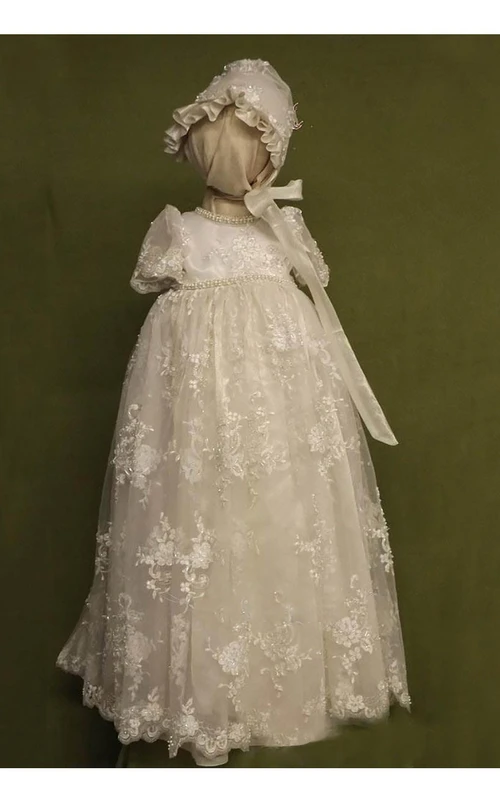 Bezauberndes Taufkleid mit Perlen und Spitzenapplikationen