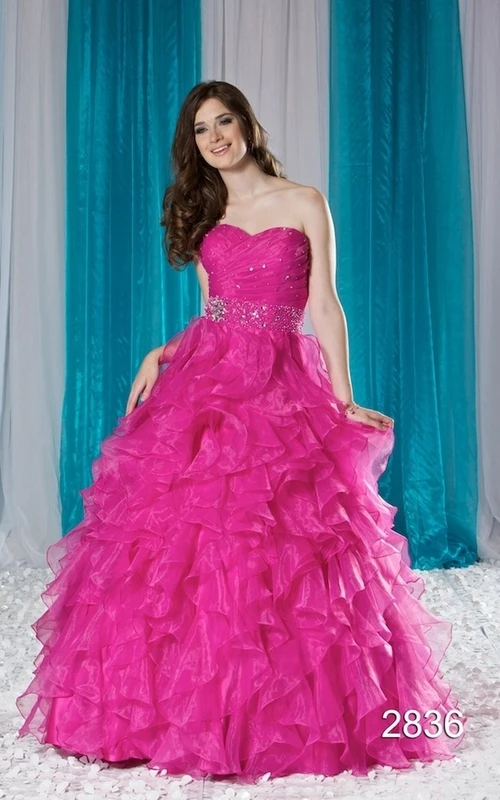 Robe de bal longue en organza sans manches à décolleté cœur, ornée de volants et de croisillons