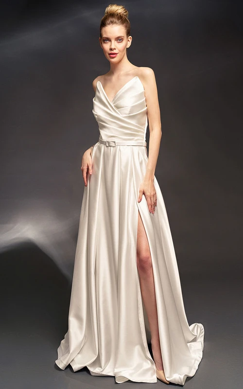 Vestido de dama de honor dorado sin mangas, de satén, con escote corazón y abertura frontal.