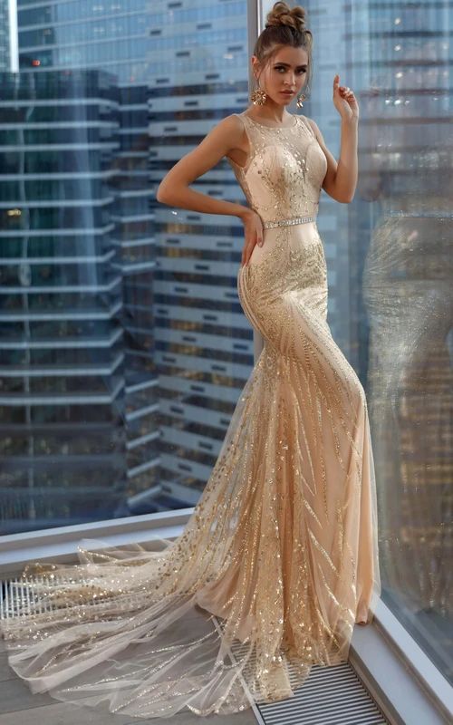 Vestido de noche sin mangas con escote redondo y abertura en forma de ojo de cerradura, estilo sirena, con cola.