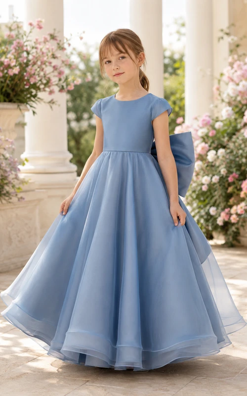 Robe de demoiselle d'honneur bleu acier en tulle, coupe trapèze, manches courtes, longueur thé, ornée d'un nœud, style jardin.