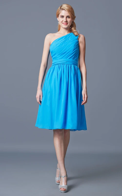 Vintage-Chiffonkleid mit asymmetrischem Träger, Raffungen und Schärpe, knielang.