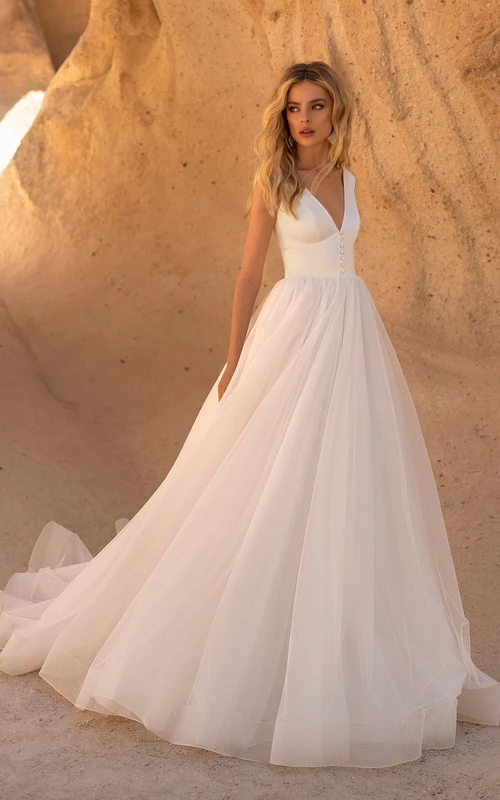 Vestido de novia sencillo de tul con escote en V sin mangas, detalles de botones y espalda en V.