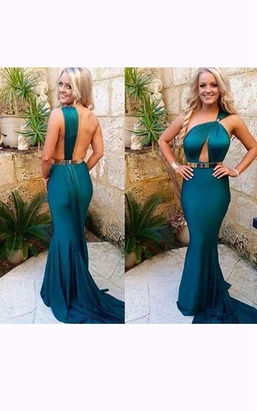 Robe sirène en satin dos nu asymétrique à traîne et épaule, avec traîne et ourlet brossé.