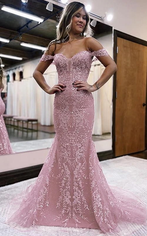 Exquisito vestido de fiesta estilo sirena con hombros descubiertos, bordados y espalda en V baja.