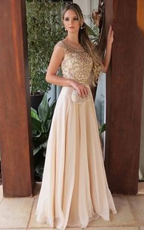 Robe de soirée rose perle à col rond et coupe empire, en mousseline de soie ornée de perles.