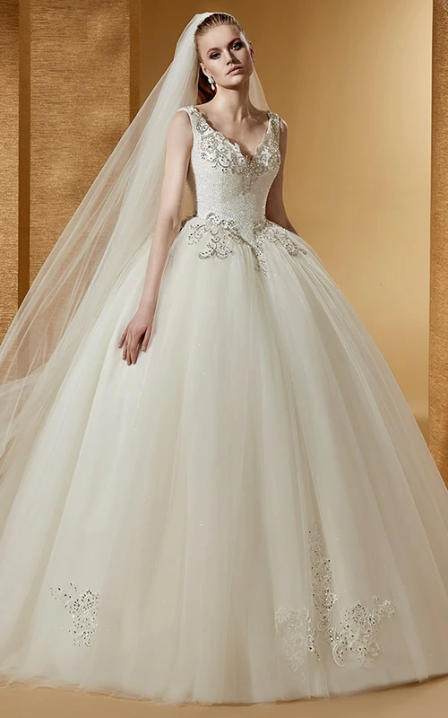 Elegante vestido de gala con escote en V, bordados, mangas cortas y espalda con cordones.