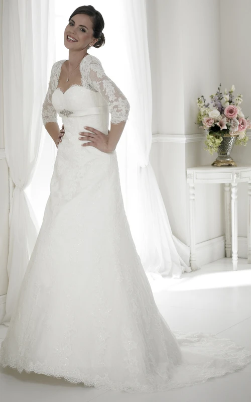Robe de mariée longue en dentelle, coupe trapèze, manches mi-longues, décolleté cœur, ornée d'appliqués et d'une broche