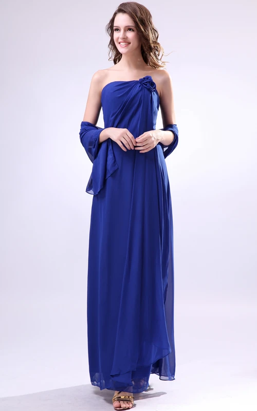 Vestido de gasa hasta los tobillos con capota fruncida y flor