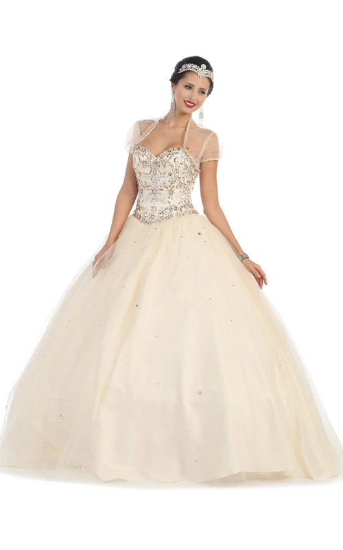 Robe de bal longue en tulle satiné à décolleté cœur, lacée, avec cape et perles