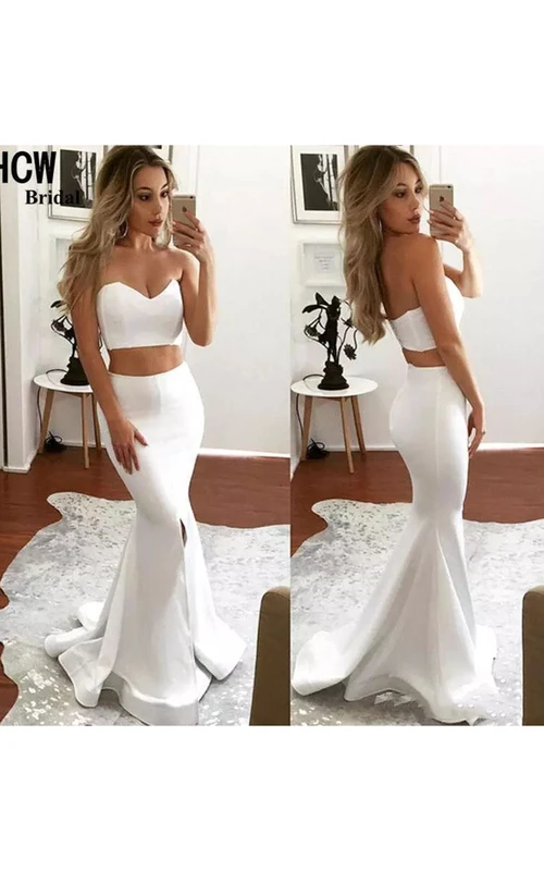 Robe sirène deux pièces en satin à décolleté cœur sans manches et traîne.