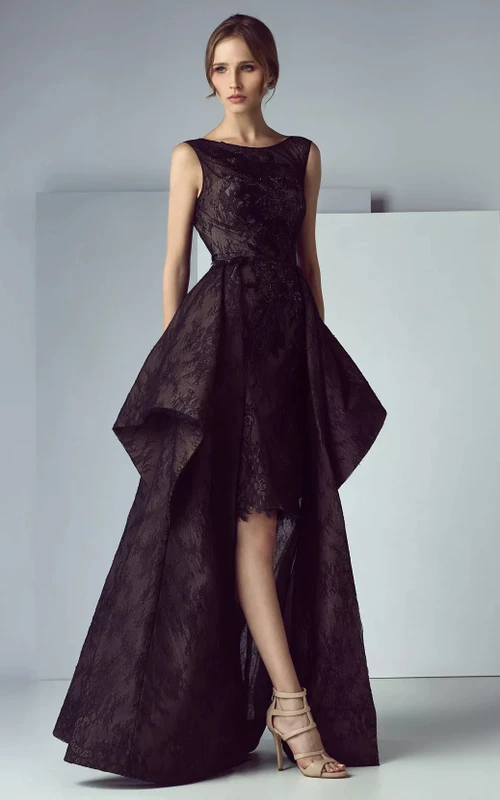 Schwarzes, ärmelloses, figurbetontes Abendkleid aus Spitze mit U-Boot-Ausschnitt und Watteau-Schleppe
