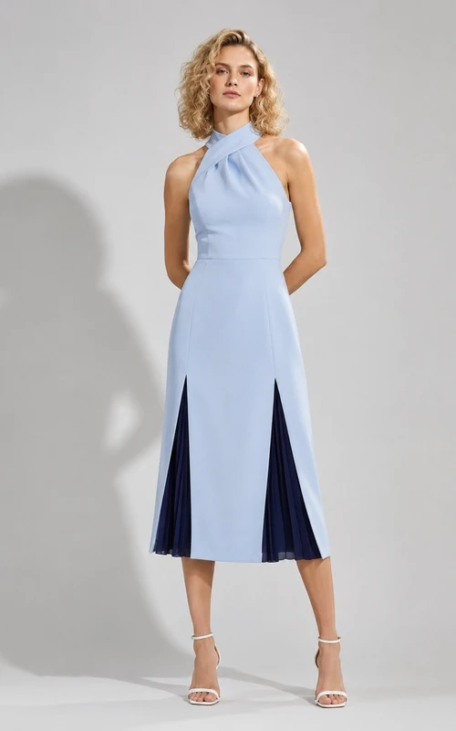 Vestido de cóctel azul cielo de punto, sin mangas, con cuello halter, corte recto, largo hasta la rodilla y abertura frontal.