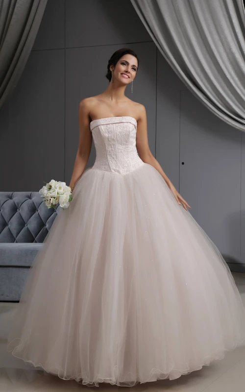 Zartrosa A-Linien-Ballkleid mit besticktem Oberteil und Tüllüberwurf