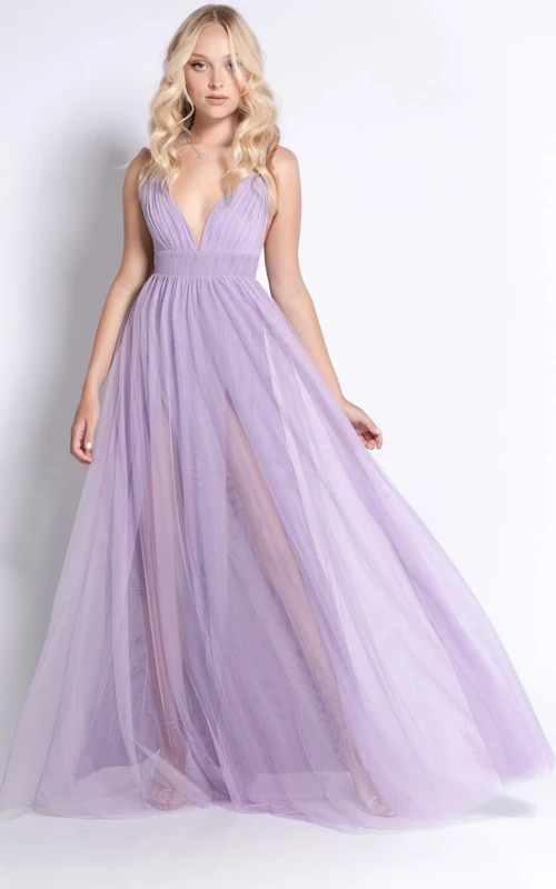 Vestido de invitada etéreo de corte A con mangas largas y tul hasta el suelo y fruncido.
