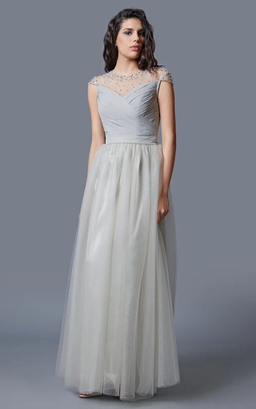 Langes Tüllkleid mit kurzen Ärmeln, Rundhalsausschnitt, Raffungen und Perlenstickerei