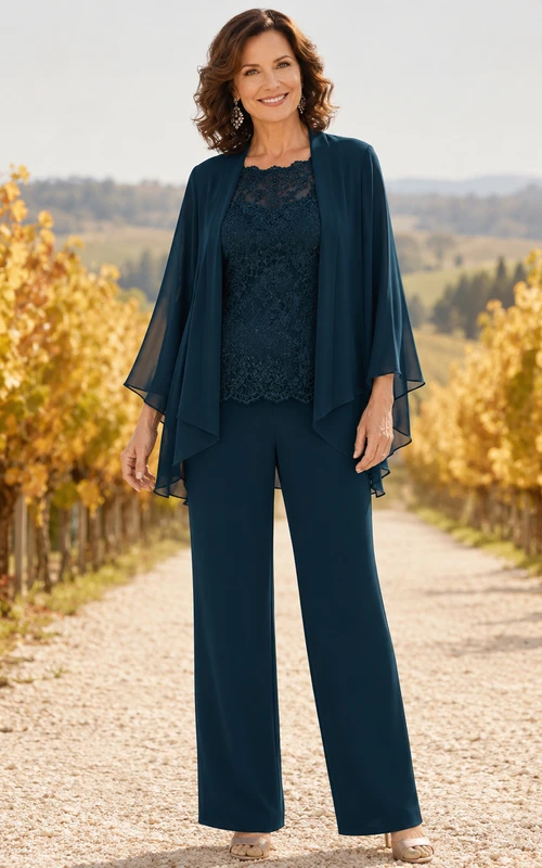 Dunkelblauer, schlichter Chiffon-Hosenanzug mit weitem Bein, Dreiviertelärmeln und Muschelsaum für die Mutter der Braut aus Spitze und Chiffon.