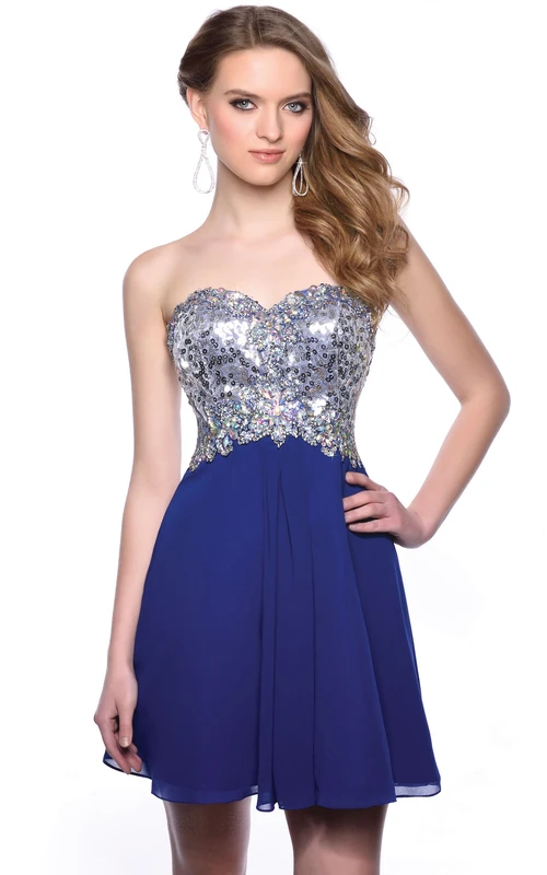 Vestido corto de gasa con escote corazón y corte en A para fiesta de bienvenida, con corsé de cuentas.
