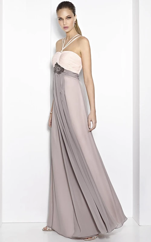 Vestido de fiesta largo hasta el suelo, sin mangas, con tirantes, corte imperio y fruncido, con joyas en la cintura.
