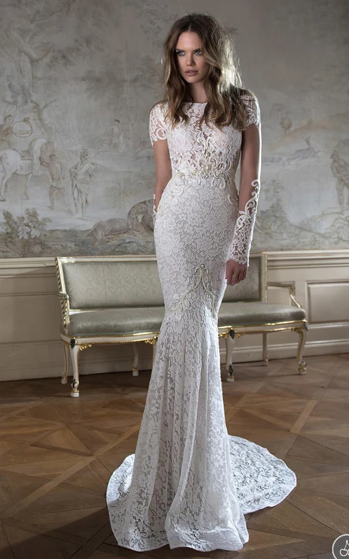 Vestido de novia moderno estilo sirena con mangas cortas y espalda descubierta, adornado con encaje y pedrería.