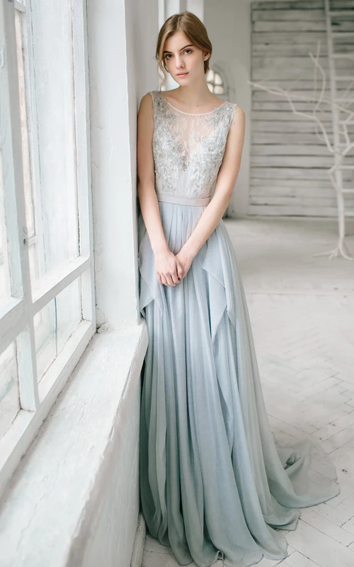 Vestido de dama de honor morado sin mangas hasta el suelo con encaje y pedrería.