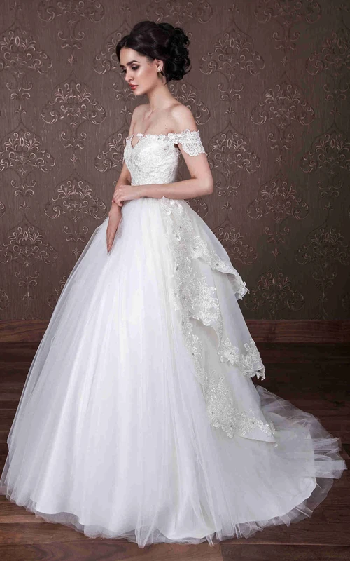 Robe de bal à volants en tulle et dentelle, épaules dénudées, avec laçage.