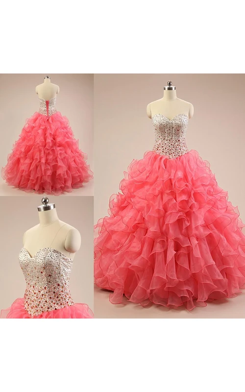 Vestido largo de organza con escote corazón, volantes, encaje y lentejuelas, con volantes y cordones en la espalda.