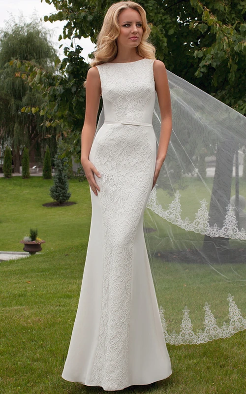 Robe de mariée longue en dentelle ornée de bijoux et dos en V
