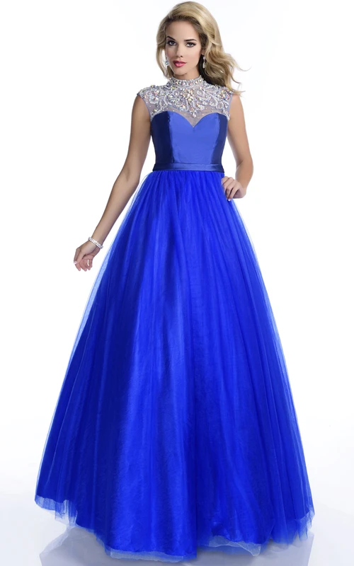 Robe de bal sophistiquée en tulle, coupe trapèze, manches courtes, col montant et appliques de strass