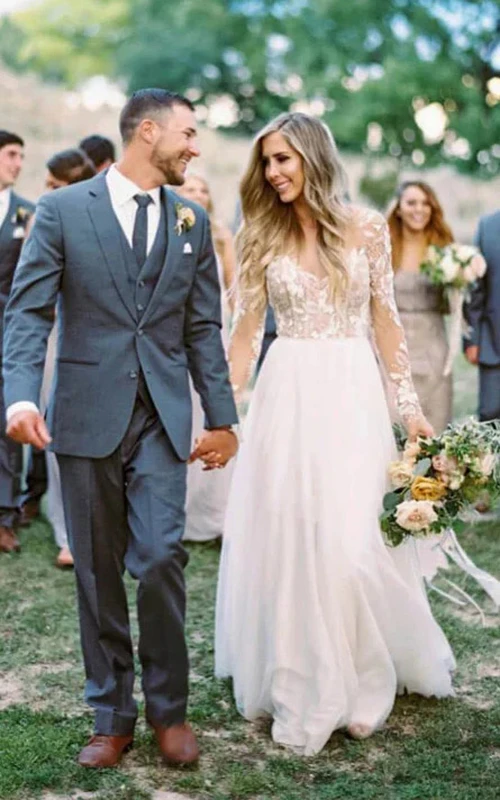 Vestido de novia de gasa con mangas largas y escote en la espalda.