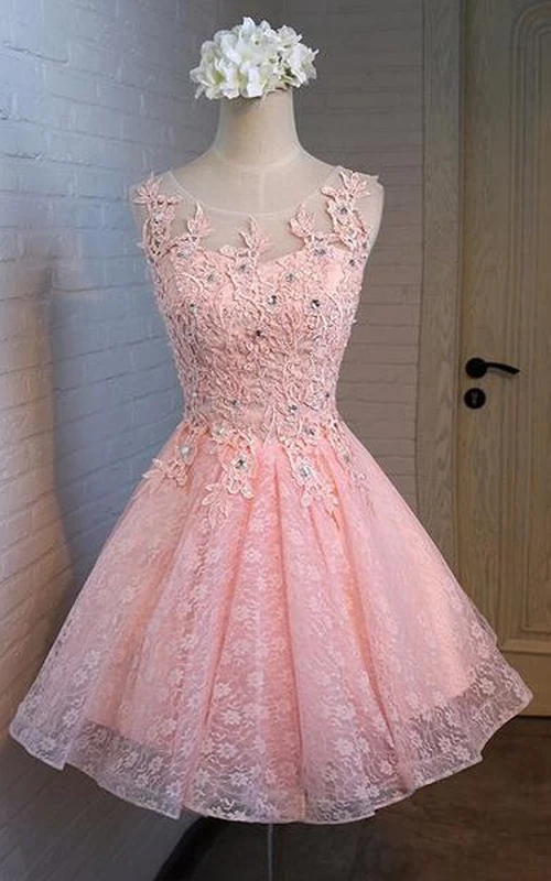 Kurzes, ärmelloses A-Linien-Spitzenkleid mit Applikationen und Rundhalsausschnitt