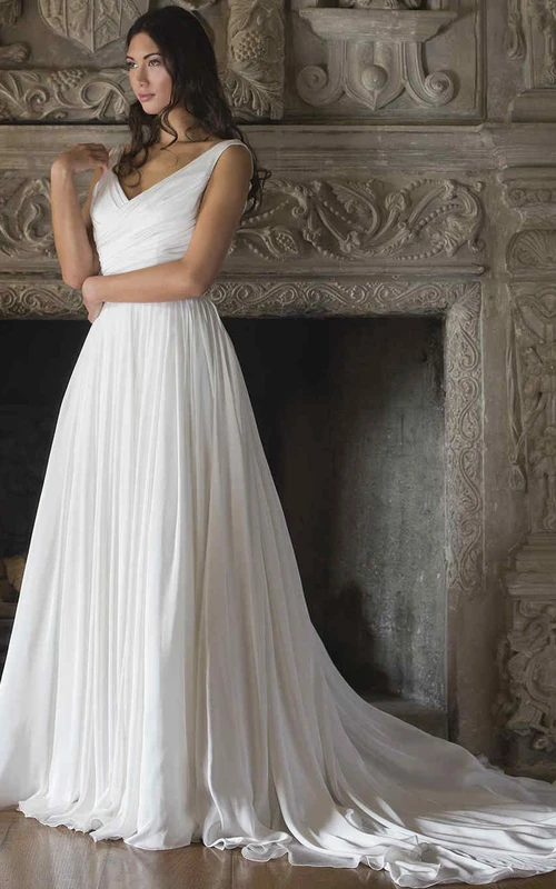 Langes, plissiertes, ärmelloses Chiffon-Brautkleid in A-Linie mit V-Ausschnitt, Raffungen und rückenfreiem Design
