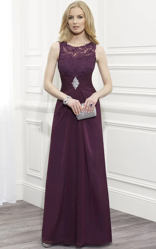 Robe de soirée fourreau en dentelle sans manches à col rond et fronces, coupe fourreau.