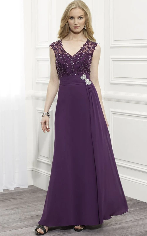 Robe de soirée en mousseline à manches courtes et col en V, ornée de perles et d'un dos illusion.