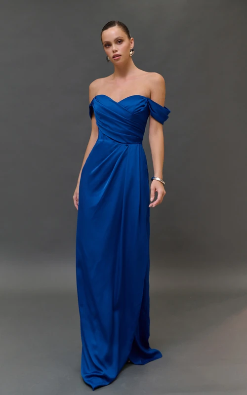 Robe bleue fendue, fourreau croisé à épaules dénudées