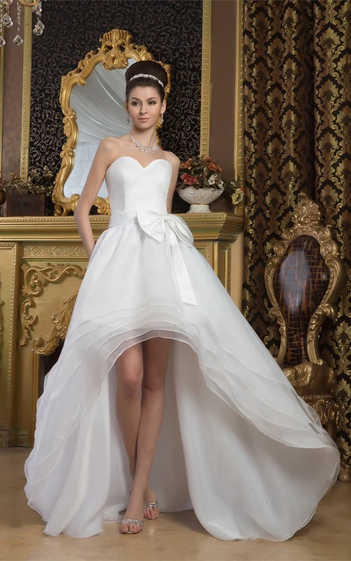 A-Linien-Kleid mit hohem und niedrigem Saum, Schleife und Stufenrock