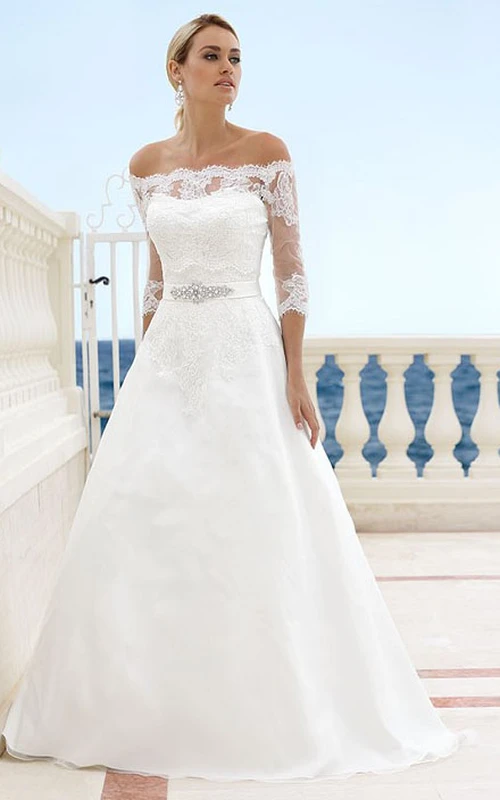 Vestido de novia de satén largo hasta el suelo con hombros descubiertos y mangas 3-4 con apliques