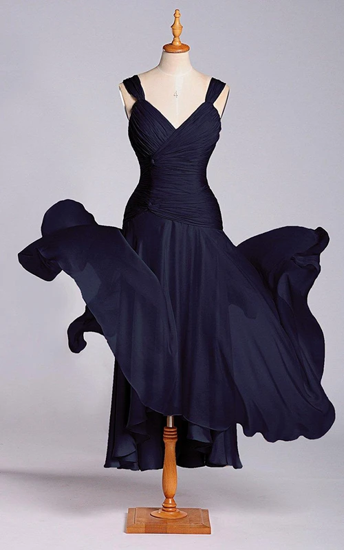 Impresionante vestido de corte A hasta la rodilla con cintura baja.