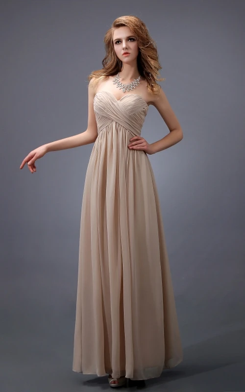 Vestido de gasa estilo imperio con escote corazón y fruncido cruzado.