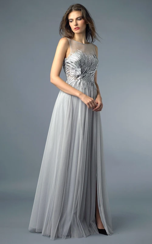 Vestido de tul sin mangas, largo hasta el suelo, con cuello alto y escote en V en la espalda, corte en A.