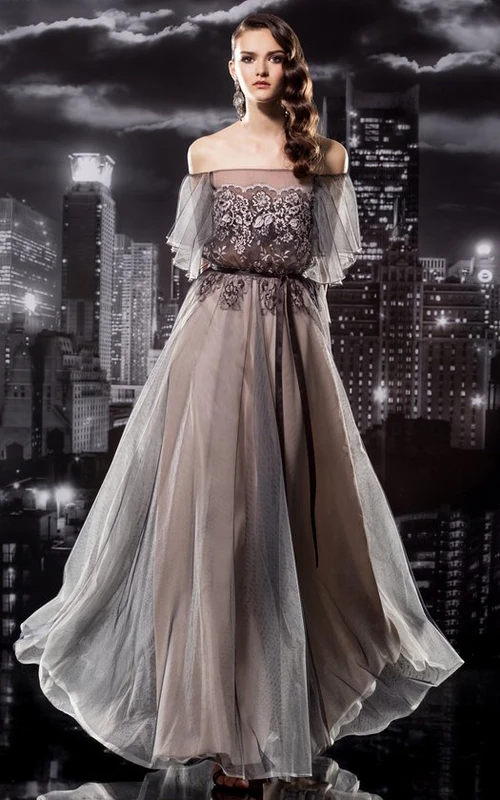 Robe illusion en tulle à manches courtes, épaules dénudées, coupe trapèze, ornée d'appliques et de plis