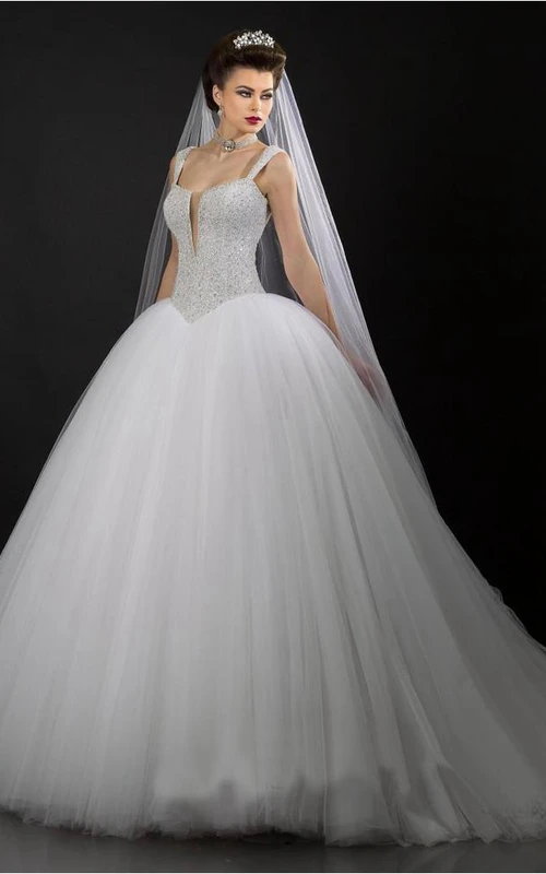 Vestido de novia moderno de gala con escote en V, tul, lentejuelas y abalorios.