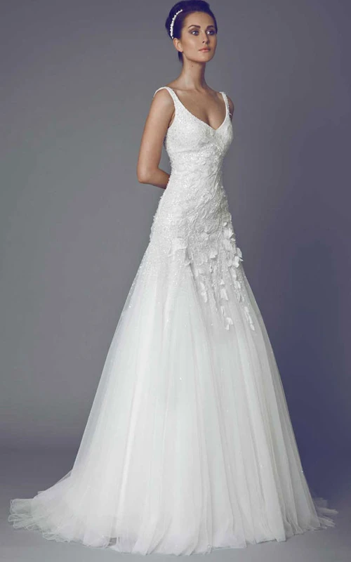 Robe de mariée longue en tulle ornée d'appliqués, col en V, traîne et dos en V