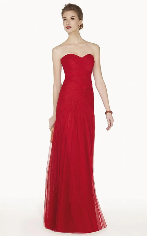 Vestido largo de fiesta de tul con escote corazón y corte en A, con corpiño cruzado.