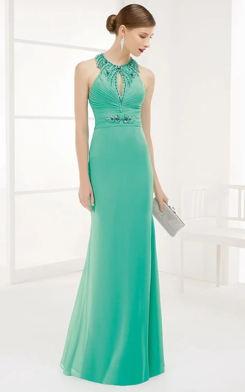 Langes Chiffon-Abendkleid mit Kristallbesatz, hohem Kragen, Schlüssellochausschnitt vorne und Spaghettiträgern hinten