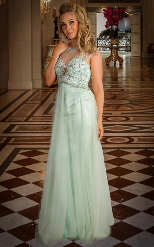 Vestido de fiesta largo hasta el suelo, de tul con cuentas y mangas cortas, escote joya y pliegues.
