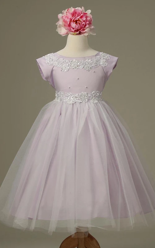 Robe de demoiselle d'honneur en tulle et dentelle à manches courtes et longueur thé